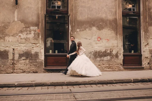 Feliz Pareja Recién Casados Paseo Por Vieja Calle Ciudad Europea —  Fotos de Stock