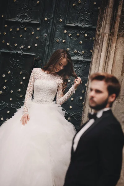 Pareja Bodas Cerca Puerta Verde Vintage Murallas Piedra Fondo Ciudad — Foto de Stock