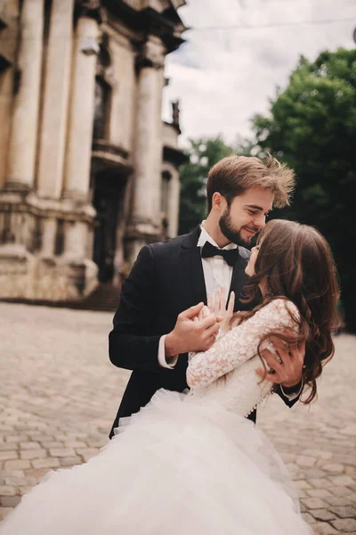Noiva Elegante Noivo Gentilmente Abraçando Rua Cidade Europeia Casamento Lindo — Fotografia de Stock