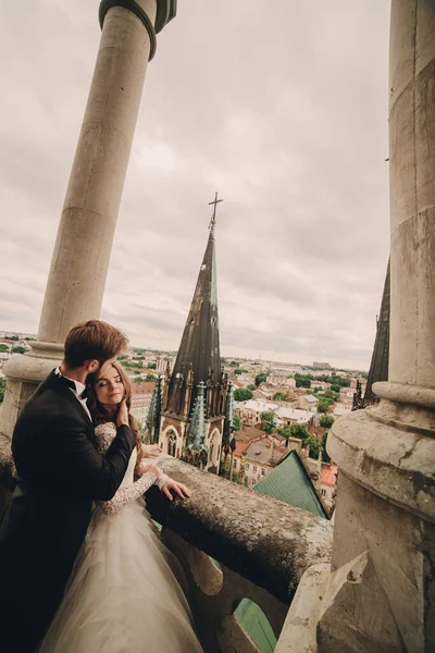 Sono Felice Appena Sposato Bella Sposa Elegante Sposo Abbracciano Sul — Foto Stock