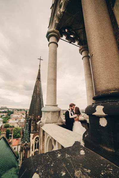 Sono Felice Appena Sposato Bella Sposa Elegante Sposo Stanno Baciando — Foto Stock