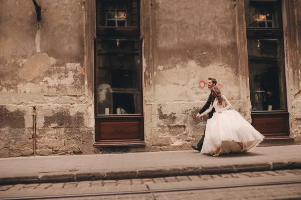 Gelukkig Pasgetrouwd Stel Een Wandeling Oude Europese Stad Straat Prachtige — Stockfoto