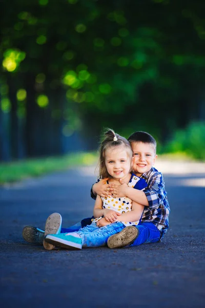 Amor Niños Niño Una Niña Divirtiéndose Riendo Sonriendo Besándose Aire — Foto de Stock