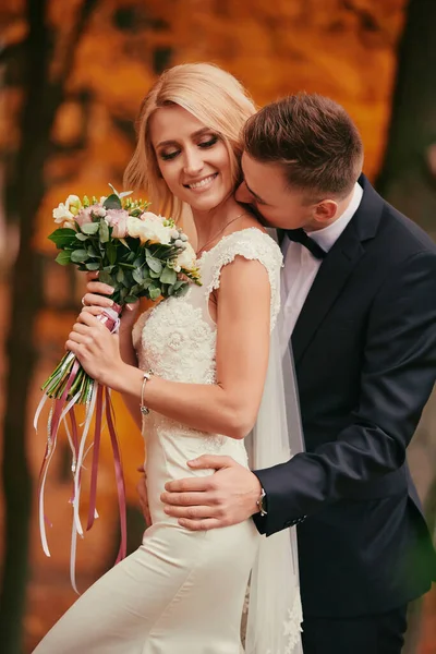 Vőlegény Megcsókolja Menyasszonyt Stílusos Gyönyörű Virágcsokorral Vőlegény Fekete Öltönyben Boldog — Stock Fotó