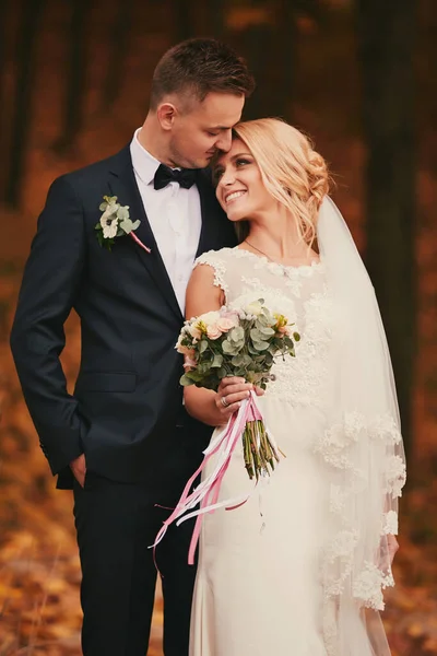 Boldog Fiatal Házaspár Arany Sárga Őszi Parkban Gyönyörű Menyasszony Elegáns — Stock Fotó