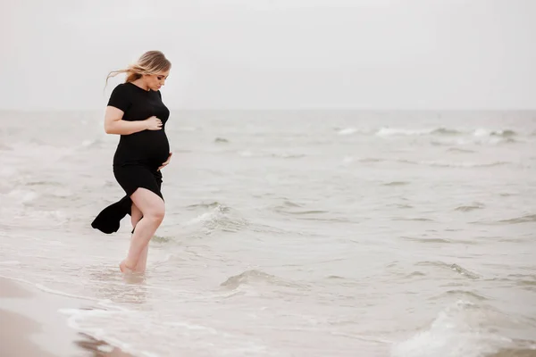 Frumoasă Tânără Însărcinată Care Poartă Rochie Neagră Mergând Plajă Apus — Fotografie, imagine de stoc