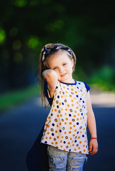 Милая Маленькая Девочка Веселится Прыгает Смеется Улице Счастливое Детство — стоковое фото