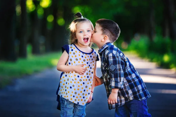 Дитяча Любов Маленький Хлопчик Дівчинка Розважаються Сміються Посміхаються Цілуються Відкритому — стокове фото