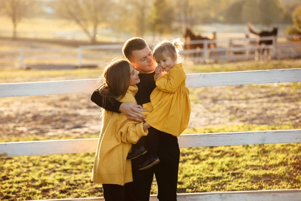 Gelukkige Jonge Familie Het Herfstpark Mam Pap Dochtertje Genieten Van — Stockfoto