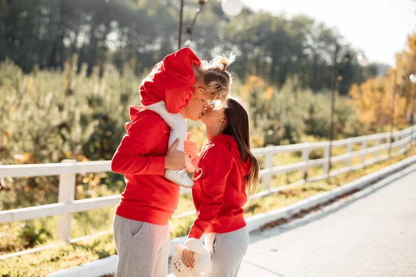 Little Girl Sitting Dad Shoulders Nature Mom Dad Daughter Walk — Stock Photo, Image