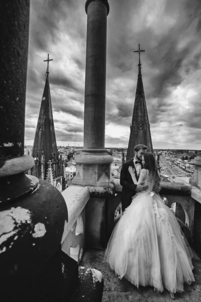 Ευτυχισμένος Νιόπαντρος Όμορφη Νύφη Και Κομψό Γαμπρό Αγκαλιάζονται Στο Μπαλκόνι — Φωτογραφία Αρχείου