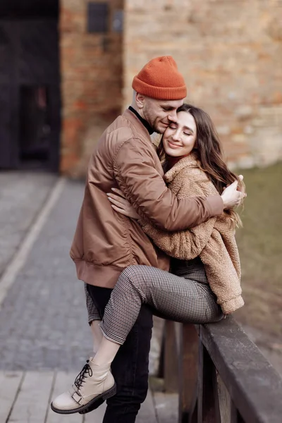 Amour Élégant Jeune Couple Embrasser Dans Ville Mode Plein Air — Photo