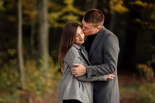 Prachtig Jong Stel Man Vrouw Verliefd Vriendje Vriendinnetje Knuffelen Samen — Stockfoto