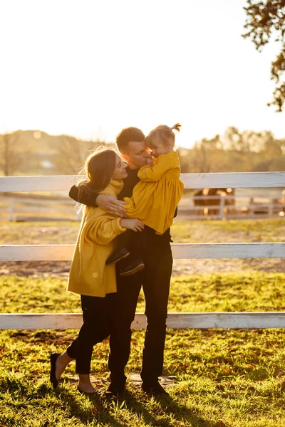 Felice Giovane Famiglia Nel Parco Autunnale Mamma Papà Figlioletta Godendo — Foto Stock