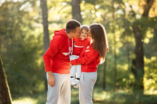 Happy Young Family Autumn Park Mom Kissing Little Daughter Outdoors — Stock Photo, Image