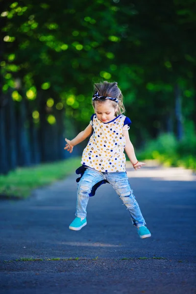 Мила Маленька Дівчинка Розважається Стрибає Сміється Відкритому Повітрі Щасливе Дитинство — стокове фото