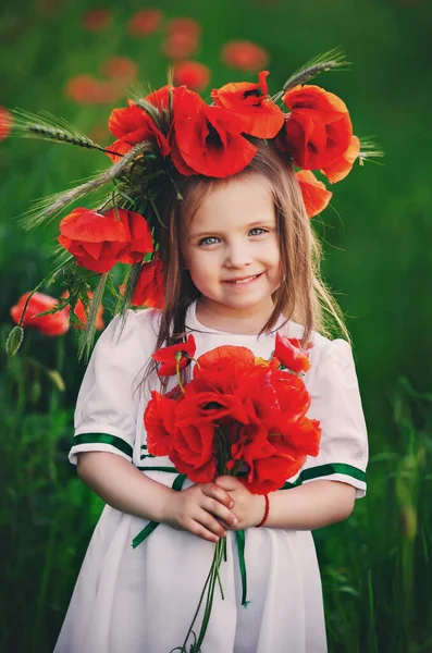 Красива Маленька Дівчинка Вінок Маками Білій Сукні Букетом Диких Квітів — стокове фото