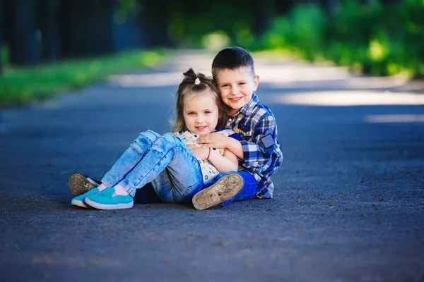 Amore Dei Bambini Bambino Una Ragazza Divertirsi Ridere Sorridere Baciarsi — Foto Stock