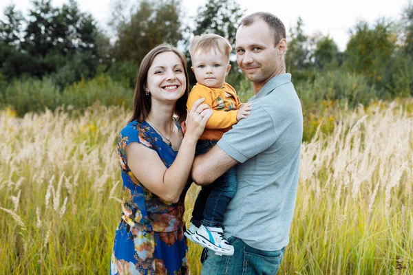 Gelukkig Gezin Hebben Plezier Buiten Gras Familie Geniet Van Het — Stockfoto