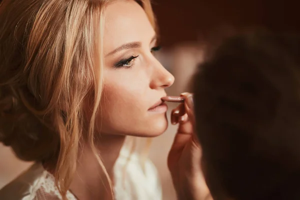 Make Artist Doing Make Young Beautiful Bride Applying Wedding Make — Stock Photo, Image