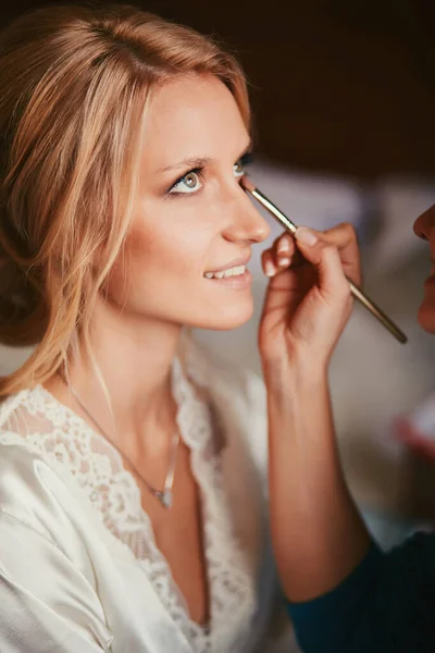 Maquiagem Artista Fazendo Maquiagem Para Noiva Bonita Jovem Aplicando Casamento — Fotografia de Stock