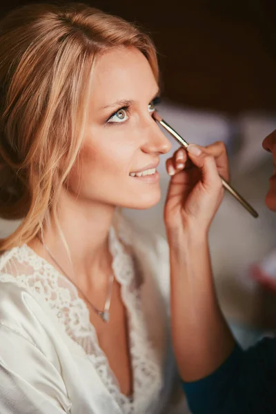 Make Artist Doing Make Young Beautiful Bride Applying Wedding Make — Stock Photo, Image