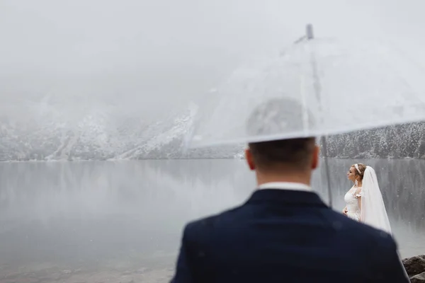 Novias Montaña Cerca Del Lago Invierno Tierna Pareja Enamorada —  Fotos de Stock