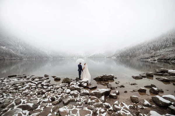 Mariée Montagne Près Lac Hiver Couple Tendre Amoureux — Photo