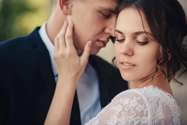 Casal Jovem Desfrutando Momentos Românticos Dia Casamento — Fotografia de Stock