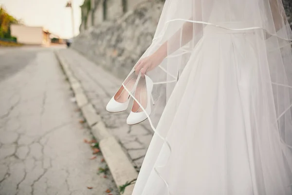 Die Braut Brautkleid Und Schleier Geht Mit Schuhen Der Hand — Stockfoto