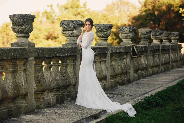 Uma Noiva Bonita Vestido Luxuoso Fica Uma Grande Varanda — Fotografia de Stock