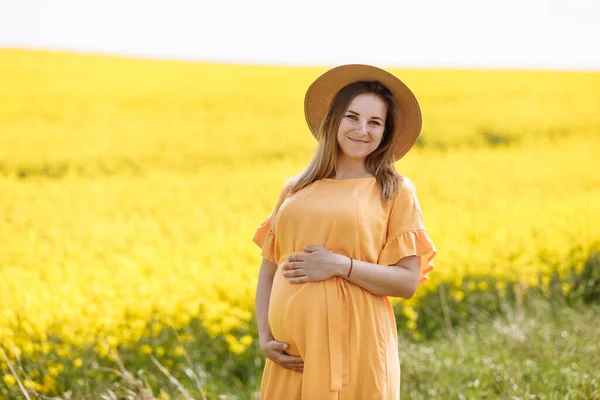 Vacker Ung Gravid Kvinna Ett Gult Rapsfält Porträtt Ung Gravid — Stockfoto