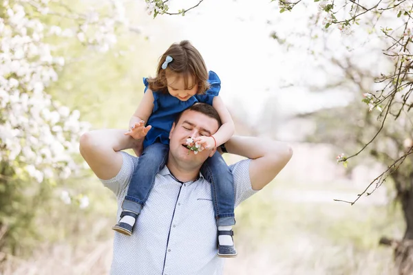 Father Playing His Daughter Park Daughter Sitting Father Shoulders Portrait — Stock Photo, Image