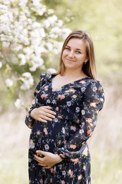 Vacker Gravid Kvinna Vårblommande Park Den Förväntansfulla Mamman Går Vårträdgården — Stockfoto