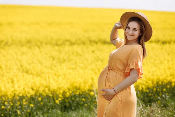 Красивая Молодая Беременная Женщина Желтом Поле Рапса Портрет Молодой Беременной — стоковое фото