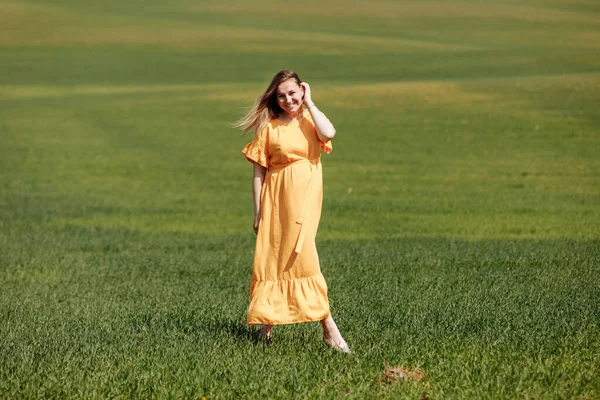 Vacker Ung Gravid Kvinna Lång Klänning Det Gröna Fältet Sommardagen — Stockfoto