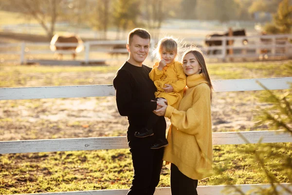 Joyeux Famille Dans Parc Automne Maman Papa Petite Fille Profitant — Photo