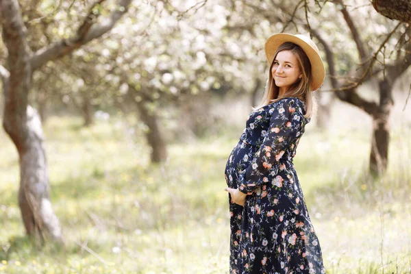 Femeia Însărcinată Printre Flori Bucură Frumusețea Primăverii Printre Copacii Înfloriți — Fotografie, imagine de stoc