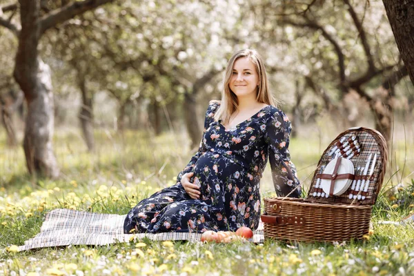 Schwangere Zwischen Den Blumen Genießt Die Schönheit Des Frühlings Inmitten — Stockfoto