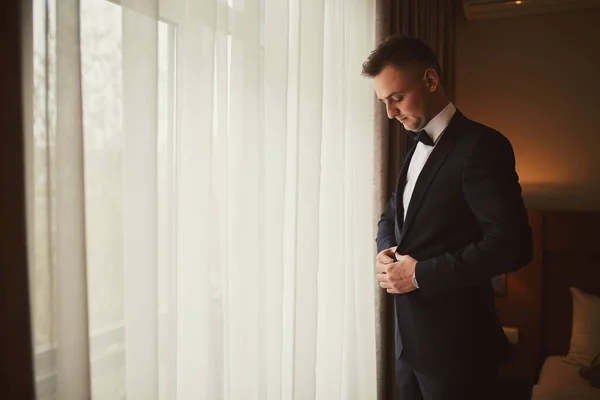 Mañana Del Novio Antes Boda Preparación Matutina Del Novio Joven — Foto de Stock