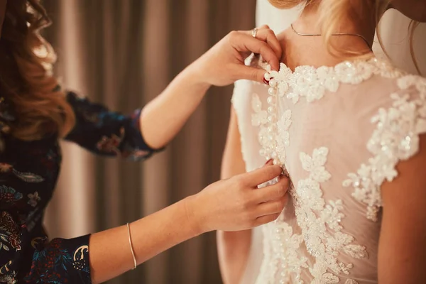 Hochzeit Brautjungfer Bereitet Braut Für Den Hochzeitstag Vor Brautjungfer Hilft — Stockfoto