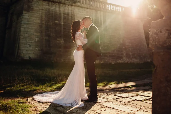 Gelukkig Huwelijk Paar Knuffelen Buurt Van Het Oude Kasteel — Stockfoto