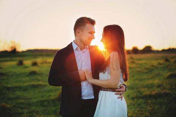 Cuplul Tânăr Îndrăgostit Îmbrățișează Aer Liber Câmp Apusul Soarelui Ziua — Fotografie, imagine de stoc