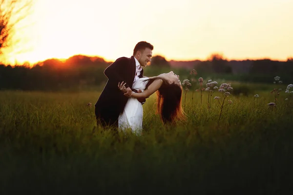 Jeune Couple Amoureux Sont Câlins Amuser Extérieur Dans Champ Coucher — Photo