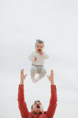 Mutlu baba kızıyla eğleniyor. Aile, ebeveynlik, babalık ve insan konsepti.