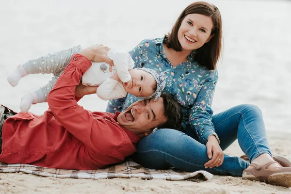 Família Feliz Descansando Junto Lago Família Com Uma Criança Pequena — Fotografia de Stock