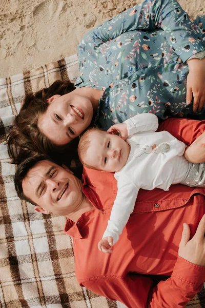 Feliz Jovem Família Sentada Perto Água Mãe Pai Filhinha Sentados — Fotografia de Stock