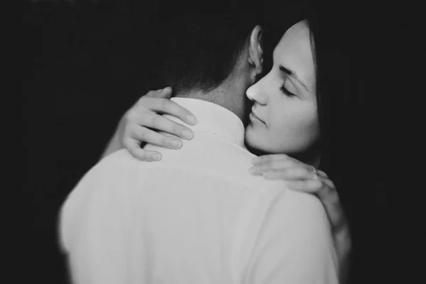 Foto Blanco Negro Pareja Joven Enamorada Abrazan Aire Libre Campo — Foto de Stock