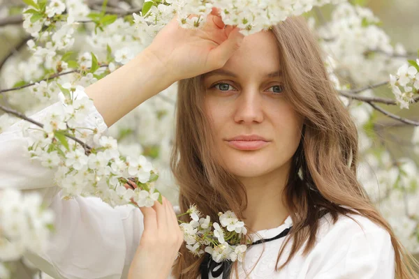 Retrato Uma Menina Feliz Flores Primavera Uma Bela Menina Com — Fotografia de Stock