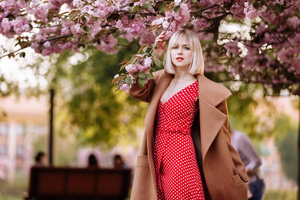 Snygg Blondin Röd Klänning Vårstaden Vacker Flicka Röd Klänning Poserar — Stockfoto